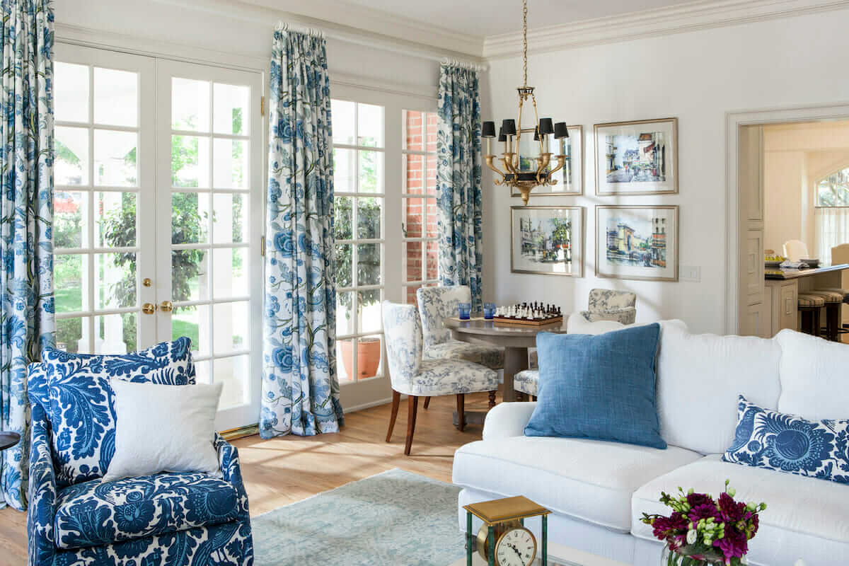 Layered and cozy spaces in traditional style